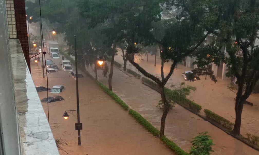 Chuvas em Petrópolis (RJ) matam ao menos 34 pessoas