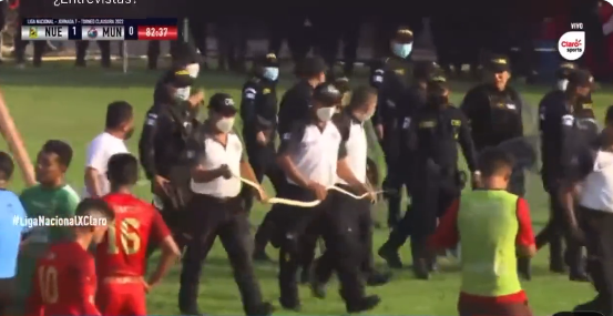 VÍDEO: Cobra invade campo e paralisa partida de futebol