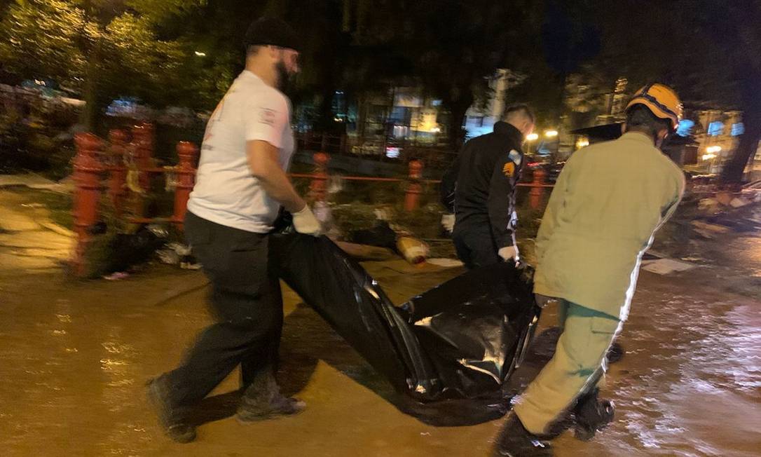 Equipes recolhem corpos após fortes chuvas em Petrópolis (RJ)