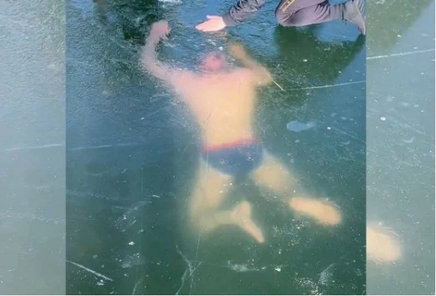 VÍDEO: Nadador fica preso ao tentar atravessar lago congelado