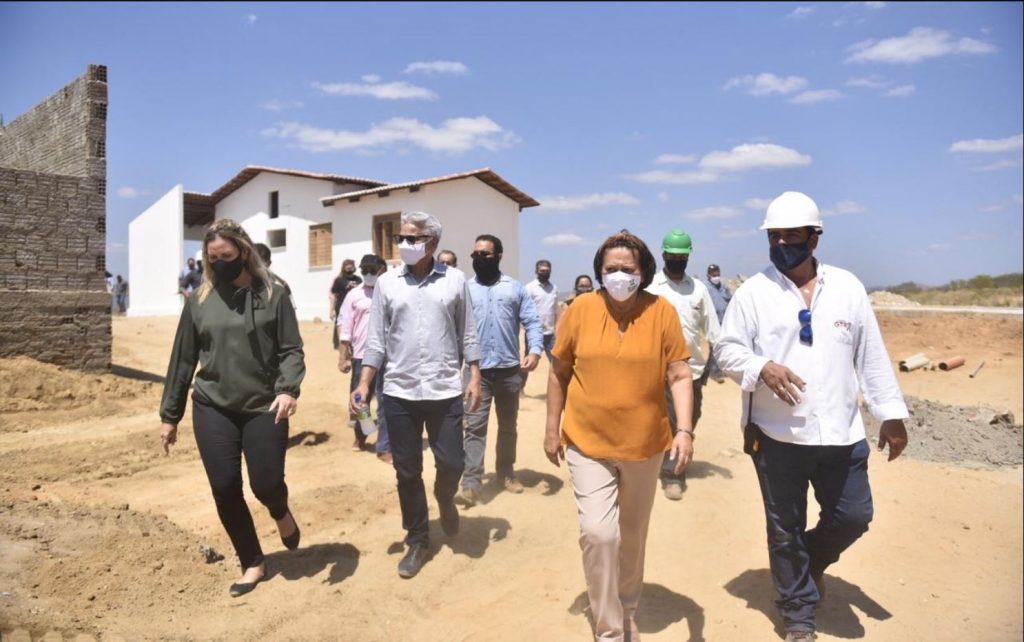 Após cobrança de Bolsonaro, Fátima entrega casas para conclusão da obra de Oiticica ​