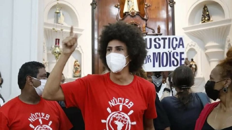 Vereador petista que liderou invasão à igreja pede afastamento da Câmara
