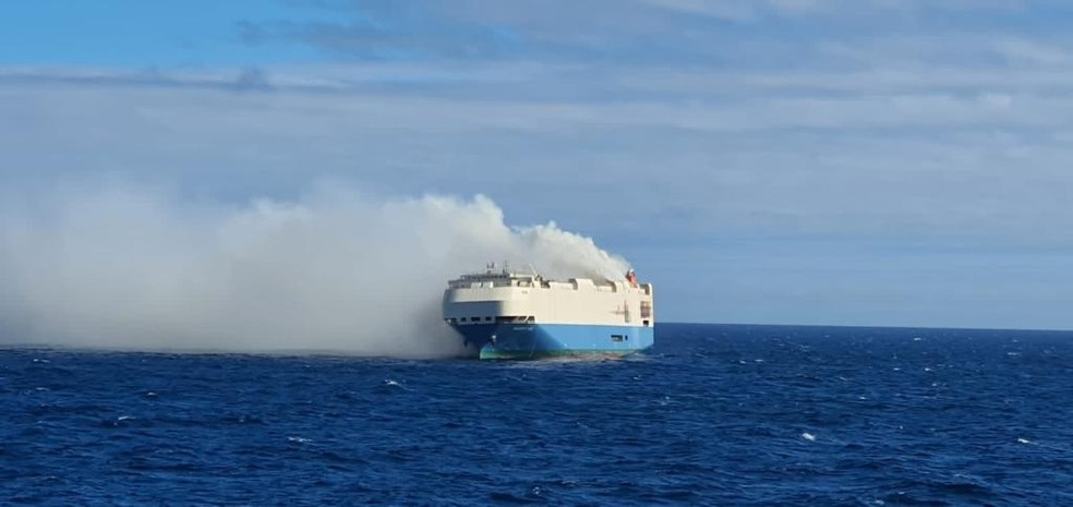 Navio com mais de 3 mil carros de luxo está em chamas no meio do Oceano Atlântico