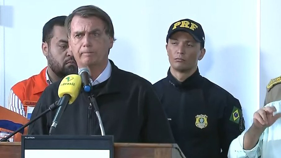 Bolsonaro sobrevoa áreas afetadas em Petrópolis: "Imagens de guerra"