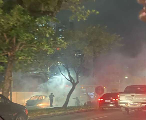 FOTO: Carro pega fogo em uma das principais Avenidas de Natal