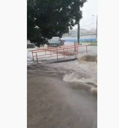 Temporal deixa ruas alagadas em Caicó; veja vídeos