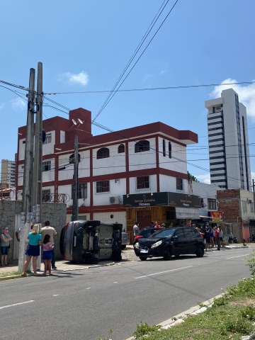 Colisão entre dois veículos termina com capotamento em Natal