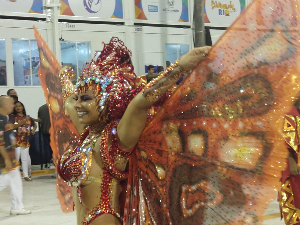 Rainha de escola de samba anuncia gravidez a dois meses do desfile; assista