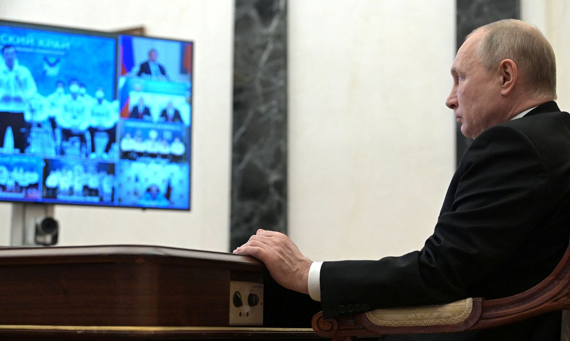 Rússia reconhece independência de territórios separatistas na Ucrânia
