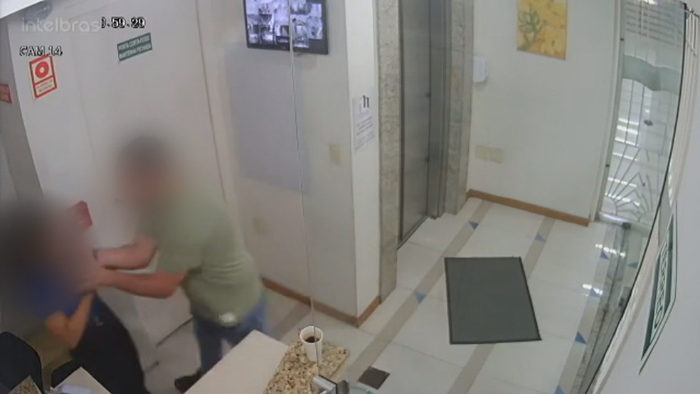 VÍDEO: Porteira é agredida por morador após permitir entrada de oficial de justiça