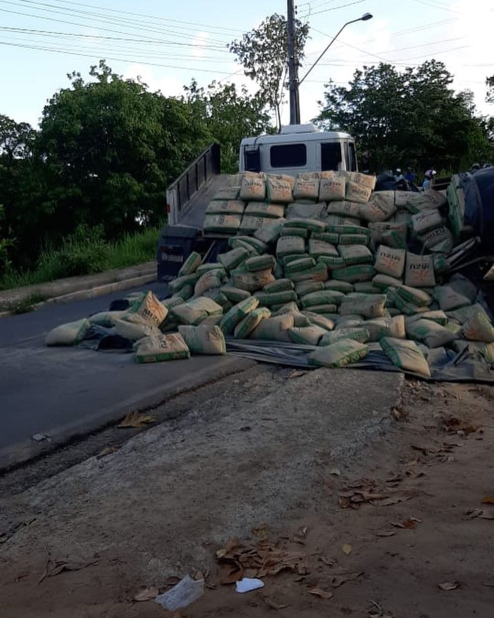 Acidente com carreta interdita via de acesso a uma das principais praias do RN