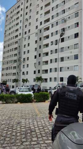 Homem dá tiros dentro de apartamento e faz mulher refém na Grande Natal