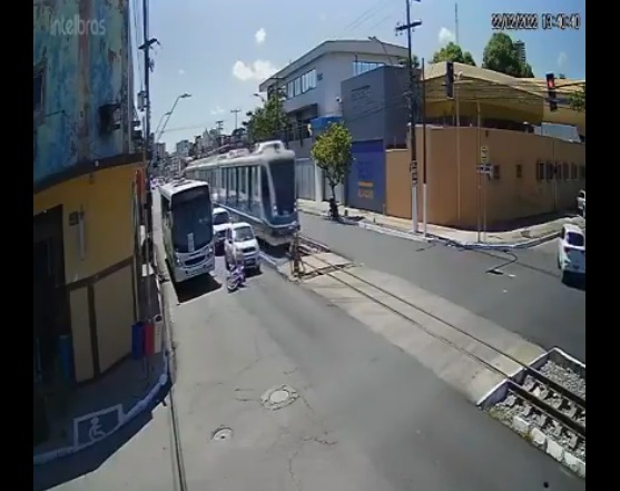 VÍDEO: Motociclista salva idosa de ser de atropelada por VLT