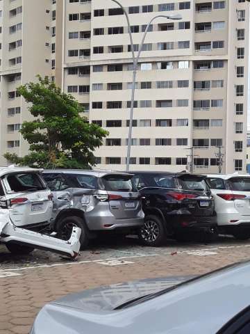 Caminhão desgovernado atinge veículos em concessionária; prejuízo é de mais de R$ 1 milhão