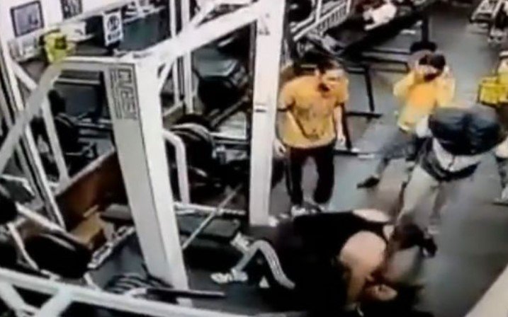 VÍDEO: Em treino, mulher morre esmagada por peso de academia