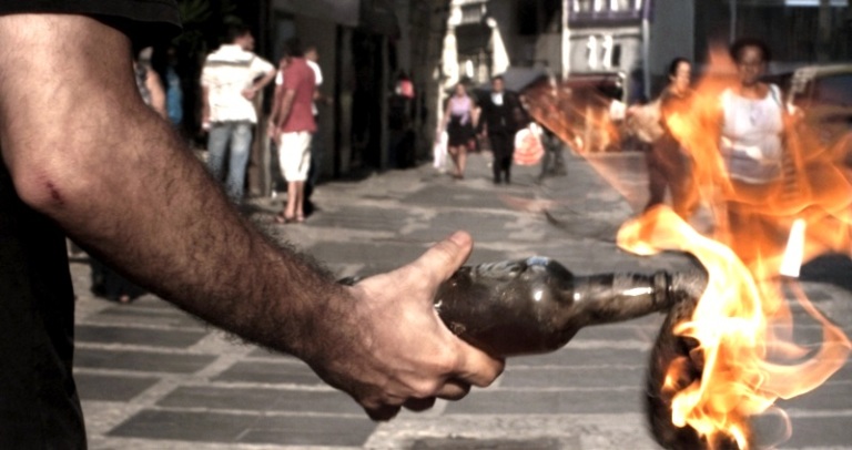 Ucrânia ensina população a preparar coquetéis molotov pela TV