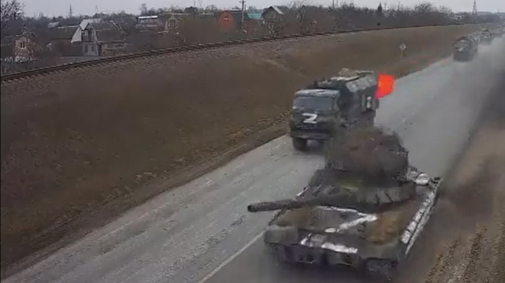 Vídeo mostra tanque russo com bandeira da União Soviética em direção a Kiev