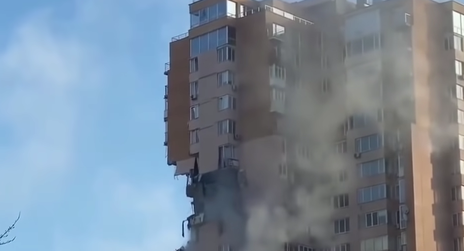 VÍDEO: Prédio residencial em Kiev é atingido por míssil