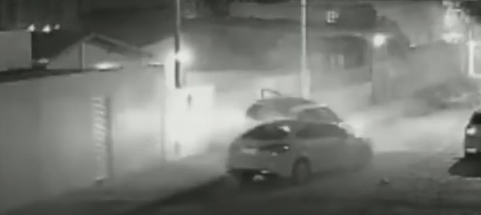 VÍDEO: Após assaltar idosos, bandido em fuga bate carro e destrói portão de residência