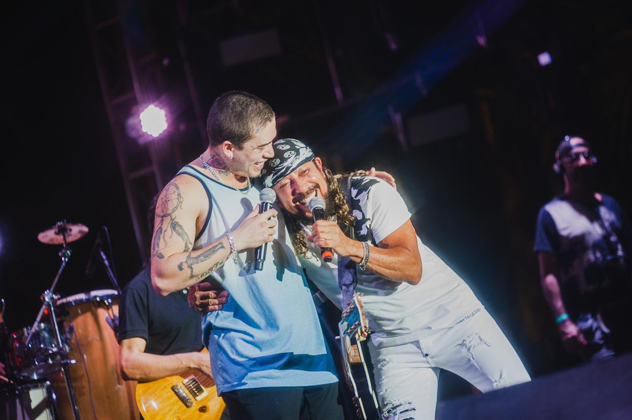 Folia, animação e o encontro de Bell com Whindersson marcam primeira noite do Carnaval na Pipa