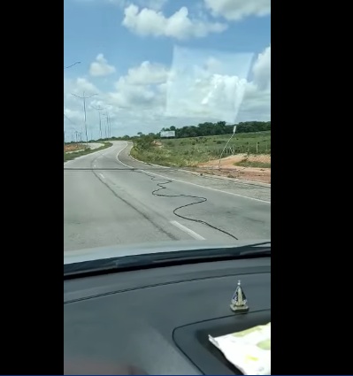 VÍDEO: Poste caído interrompe trânsito no acesso ao aeroporto de Natal