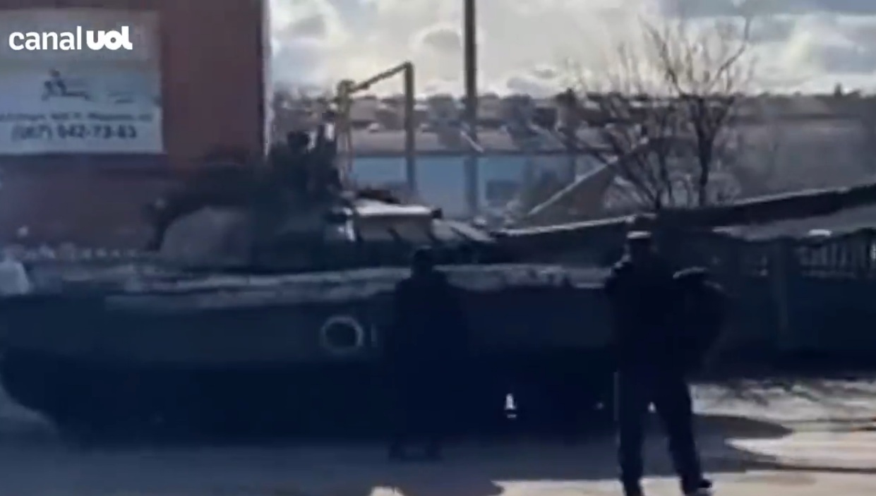 VÍDEO:  Pessoas desarmadas tentam impedir avanço de tanques russos