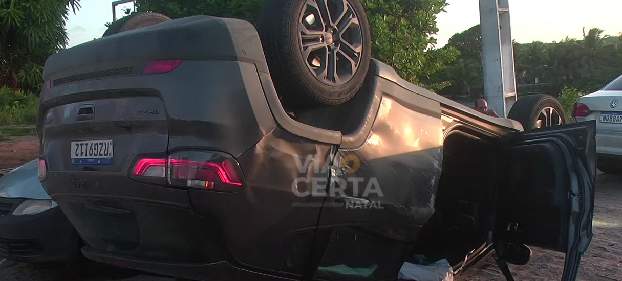 Carro capota na BR-101 em Extremoz; veja vídeo