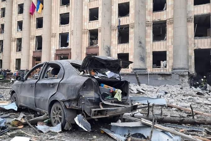 ASSISTA: Veja destruição em prédio do governo atingido por míssil na Ucrânia