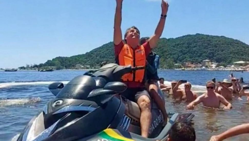 'Se foi R$ 900 mil, vou pegar no cangote de alguém', diz Bolsonaro sobre custo de viagem de férias