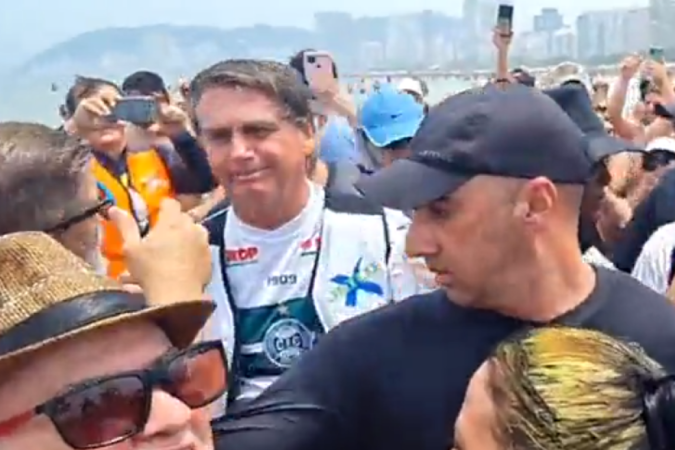 VÍDEO: Bolsonaro é cercado por multidão e ovacionado na praia; assista