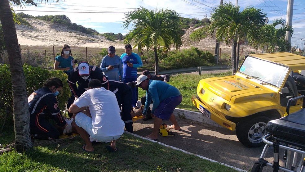 Turistas e motorista de buggy ficam feridos após acidente de trânsito em Natal