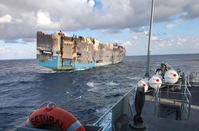 Navio com carros de luxo afunda após incêndio no Atlântico