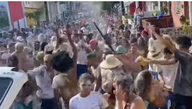 VÍDEO: Bloco de carnaval em Natal tem pessoas armadas, com tornozeleira eletrônica e roupas de detento