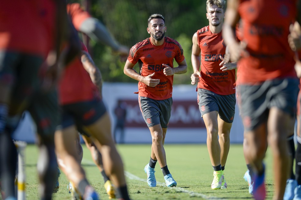 Flamengo multa jogador em 10% do salário e corta de clássico após falta em treino para ir à festa