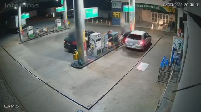 VÍDEO: Bandidos roubam carro de PM e fazem assaltos em Natal