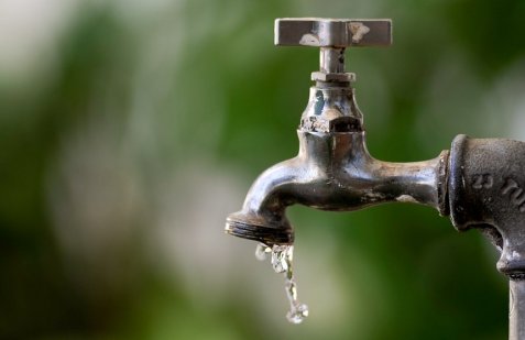 Vazamento em adutora deixa cidades do RN sem abastecimento de água