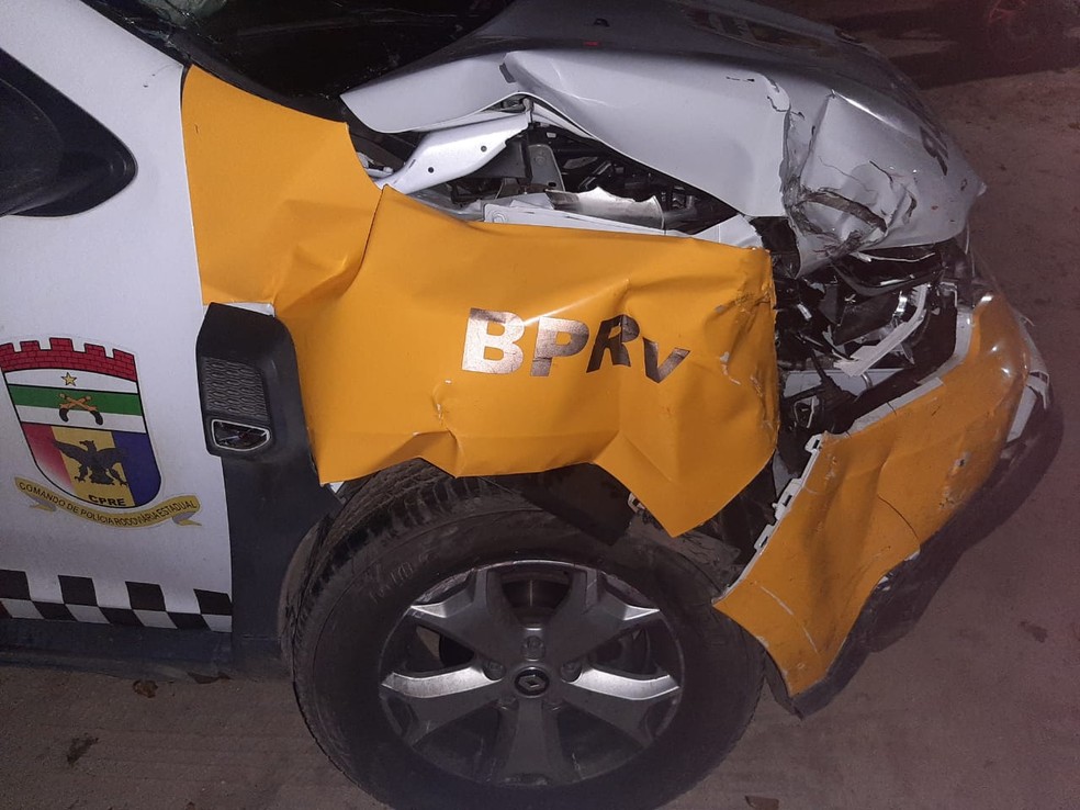 Embriagado, motorista tenta fugir de abordagem policial e bate em viatura na Grande Natal