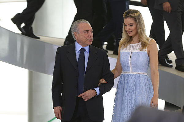 Imprensa divulga fim do casamento de ex-presidente; assessoria nega