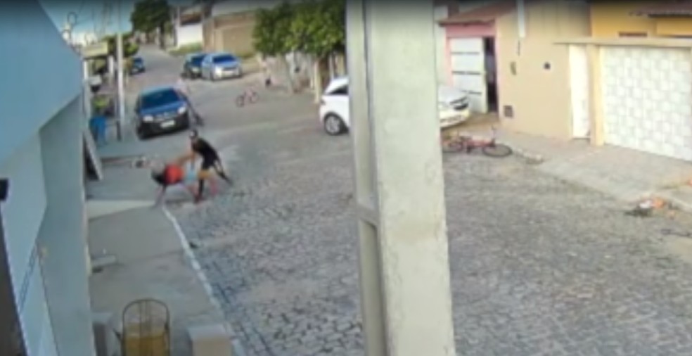 VÍDEO: Marido agride esposa o meio da rua e foge após vizinho efetuar disparos no interior do RN