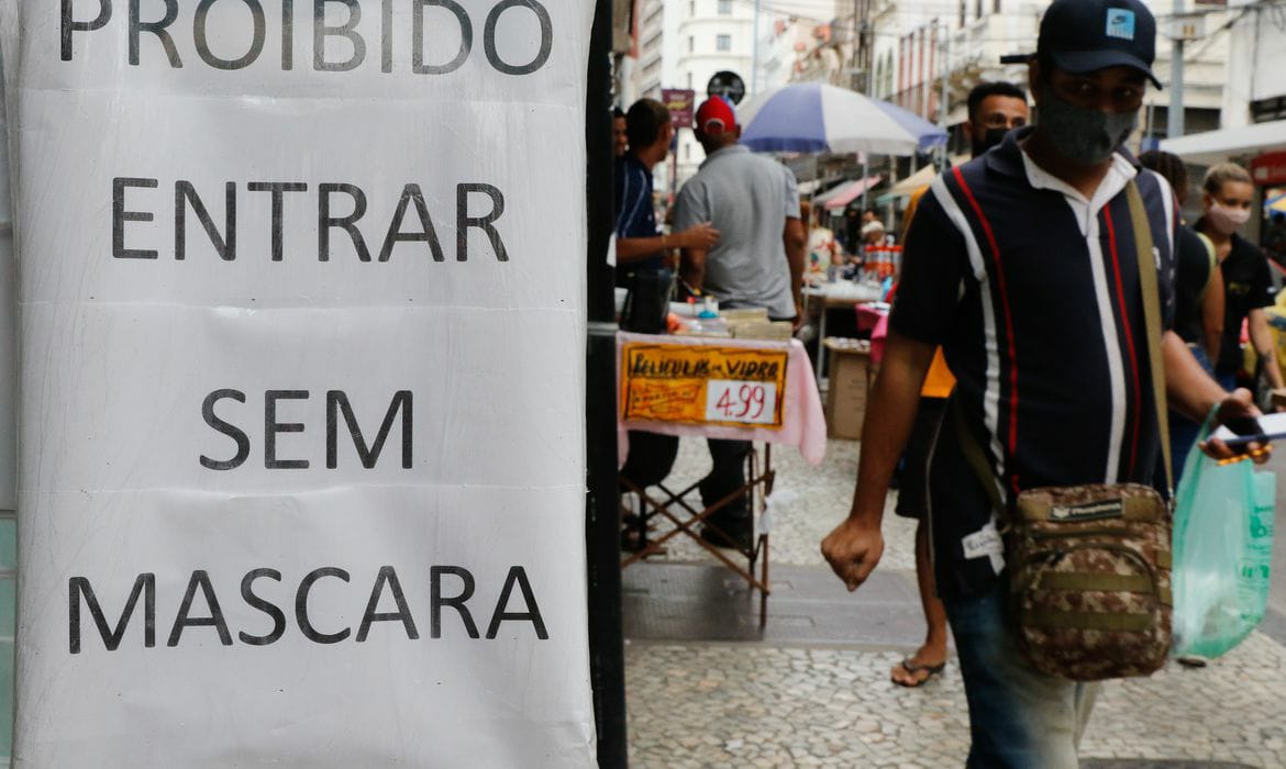 Rio de Janeiro flexibiliza uso da máscara contra a covid-19