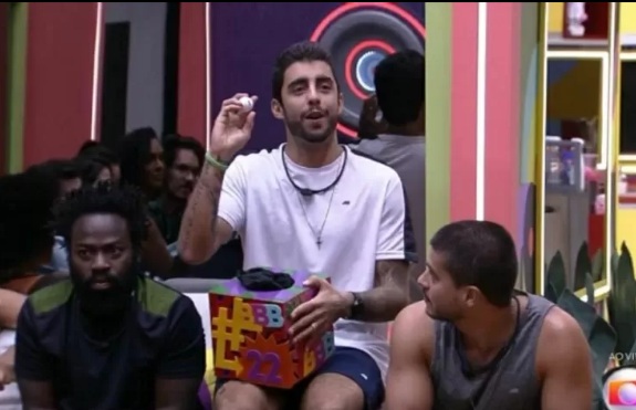 VÍDEO: Pedro Scooby termina prova em menos de 30 segundos e é o novo líder do BBB