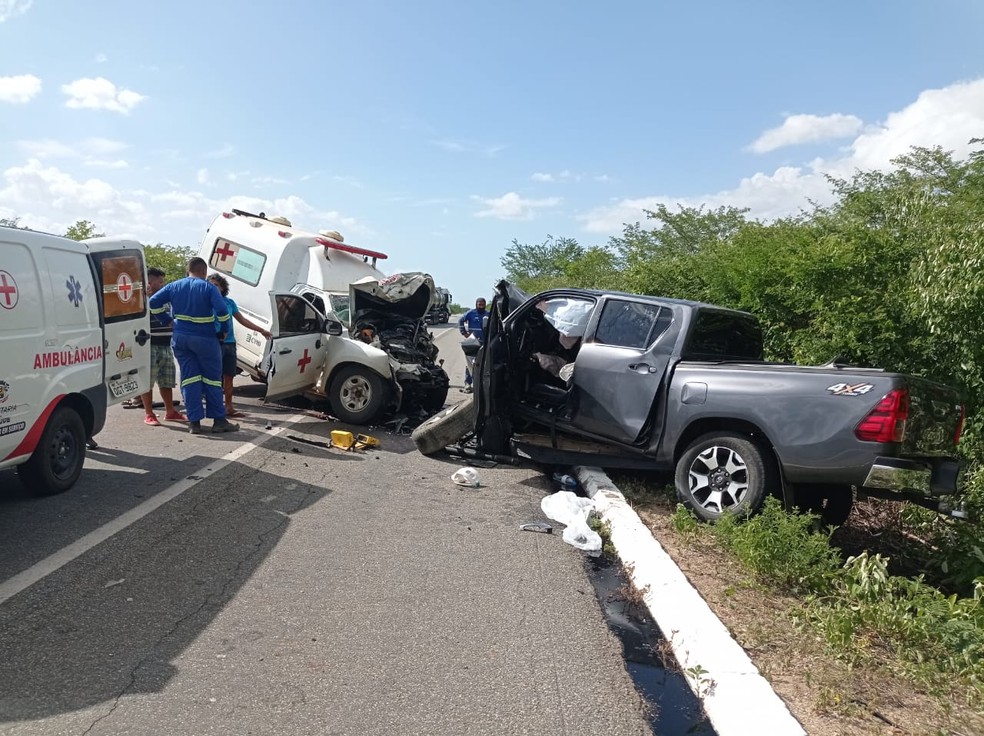 Acidente envolvendo ambulância e caminhonete deixa uma pessoa morta na BR-304 no RN