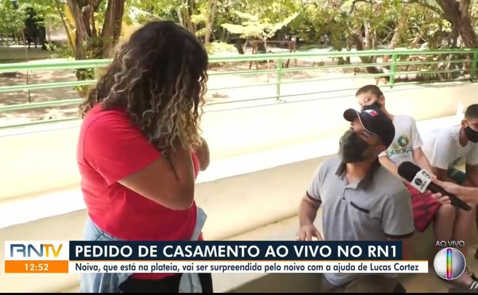VÍDEO: Mulher é surpreendida com pedido de casamento durante programação ao vivo no Parque das Dunas