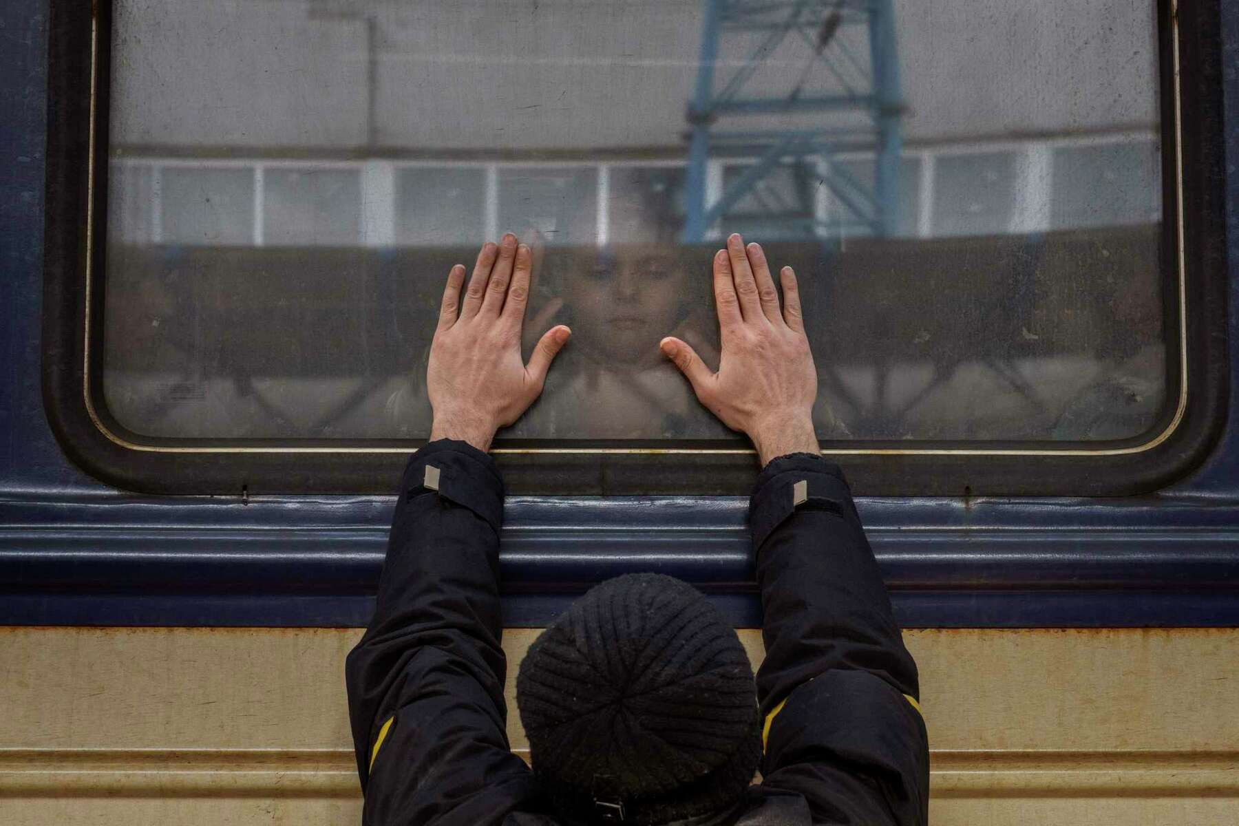 EMOCIONANTE: Fotógrafo registra foto impressionante de pai se despedindo da filha em trem em Kiev