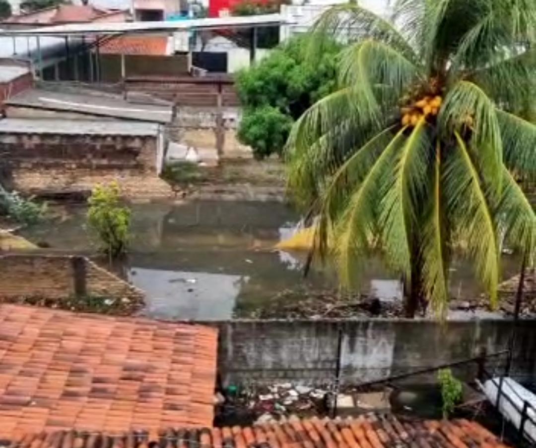 VÍDEO: Forte chuva alaga ruas e água invade casas em área nobre de Natal; assista