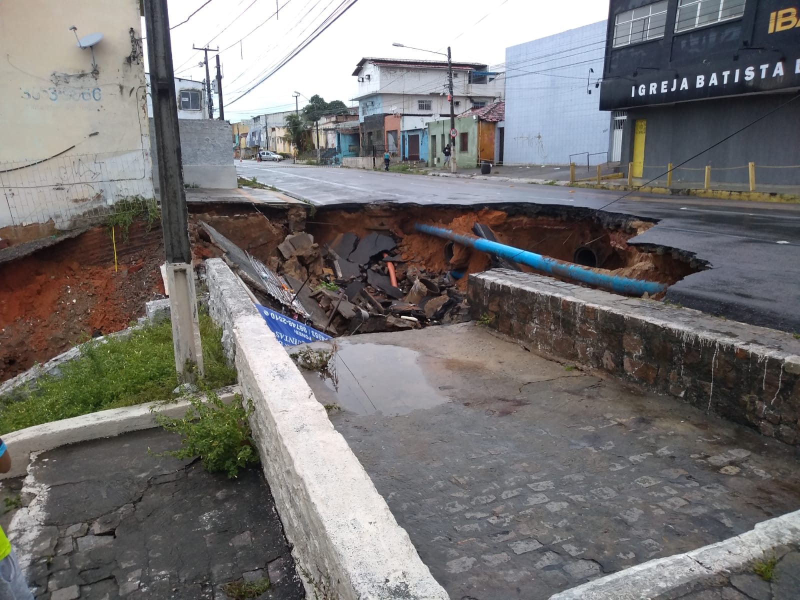 VÍDEO: Chuva abre cratera em avenida movimentada de Natal; assista