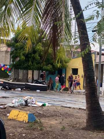FOTO E VÍDEO: Moradores de Petrópolis colocam colchões no meio da rua e protestam contra alagamentos