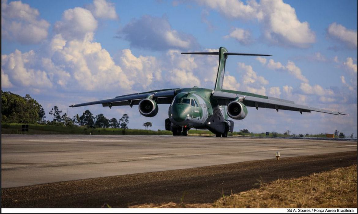 Avião da FAB que resgatará brasileiros decola hoje
