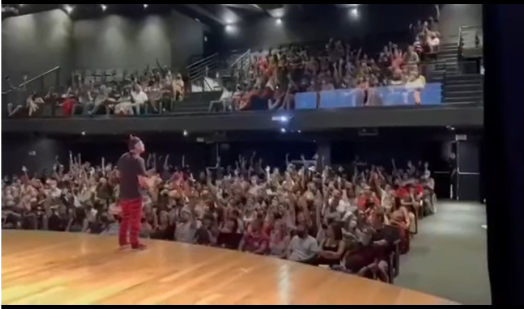 VÍDEO: Sérgio Malandro faz pesquisa eleitoral durante seu show e Bolsonaro vence