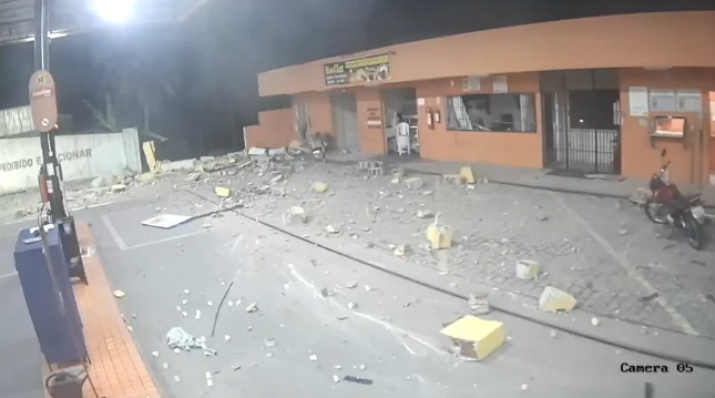 VÍDEO: Bandidos explodem cofre de posto de combustíveis em Natal